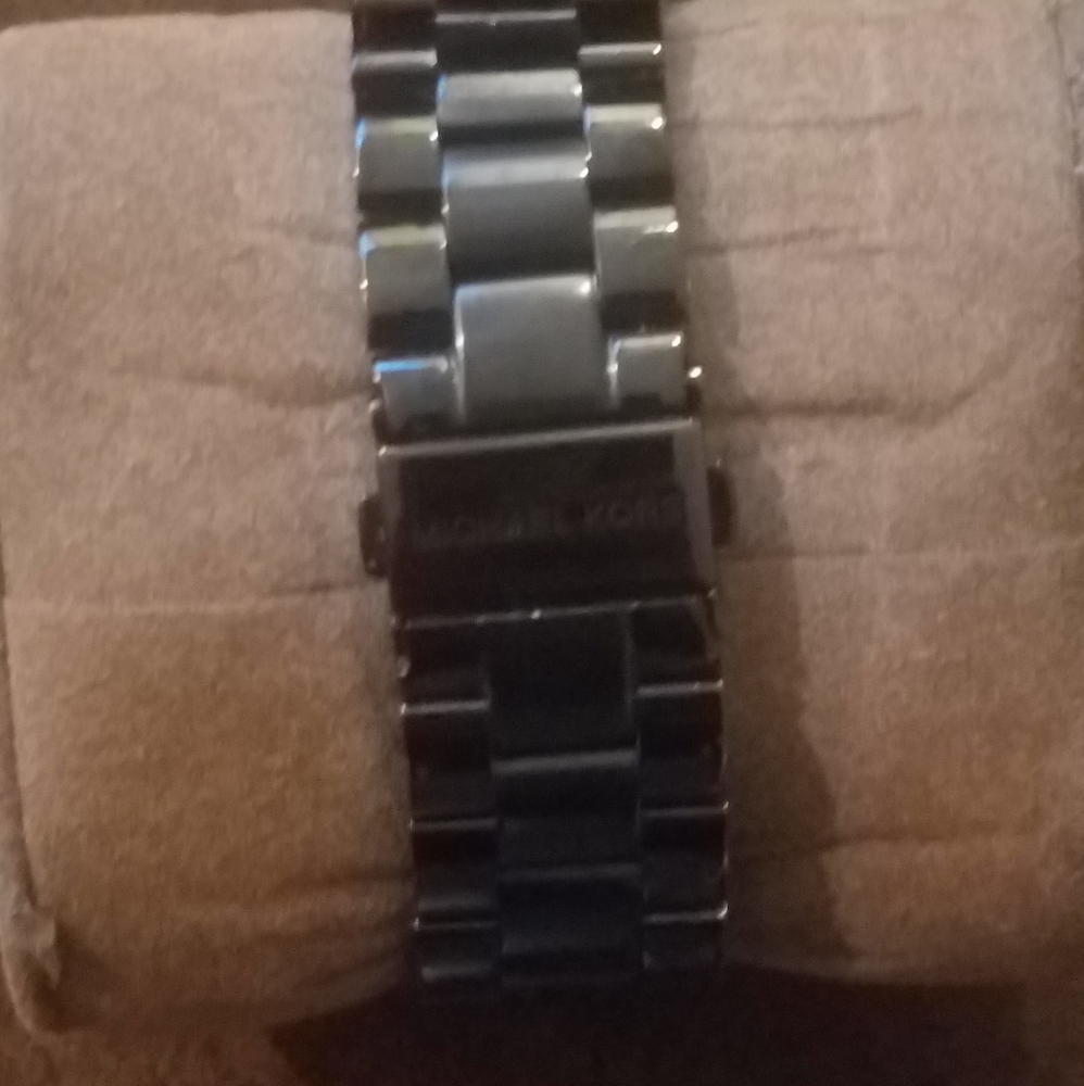 women watch - Picture 3 of 5